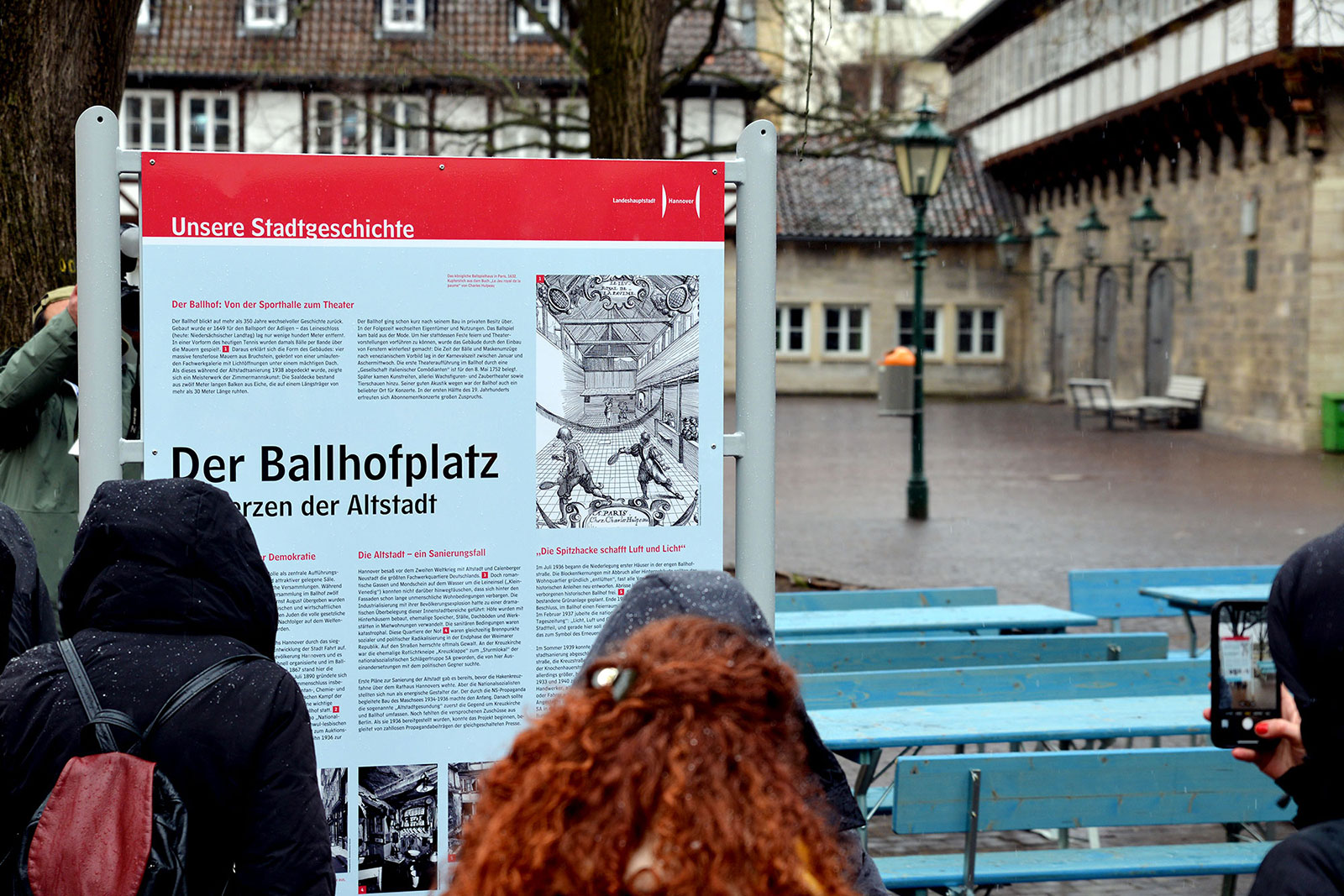 Städtische Informationstafel am Ballhofplatz in Hannover enthüllt