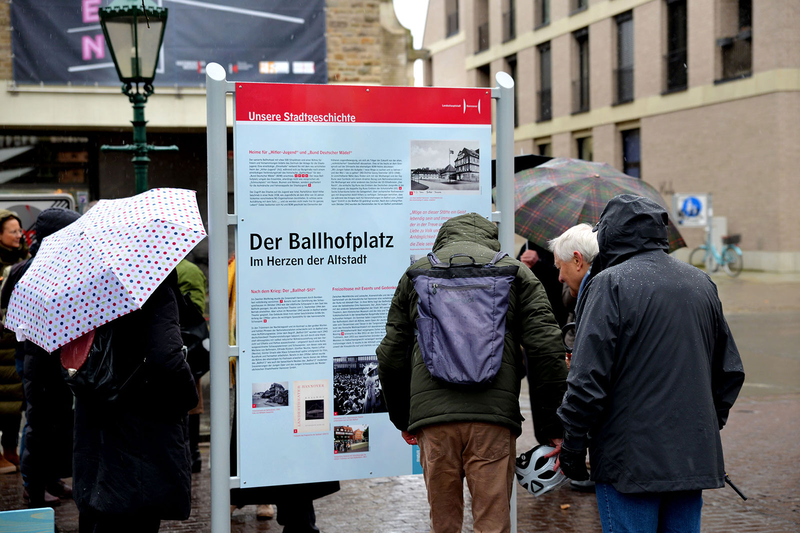 Städtische Informationstafel am Ballhofplatz in Hannover enthüllt